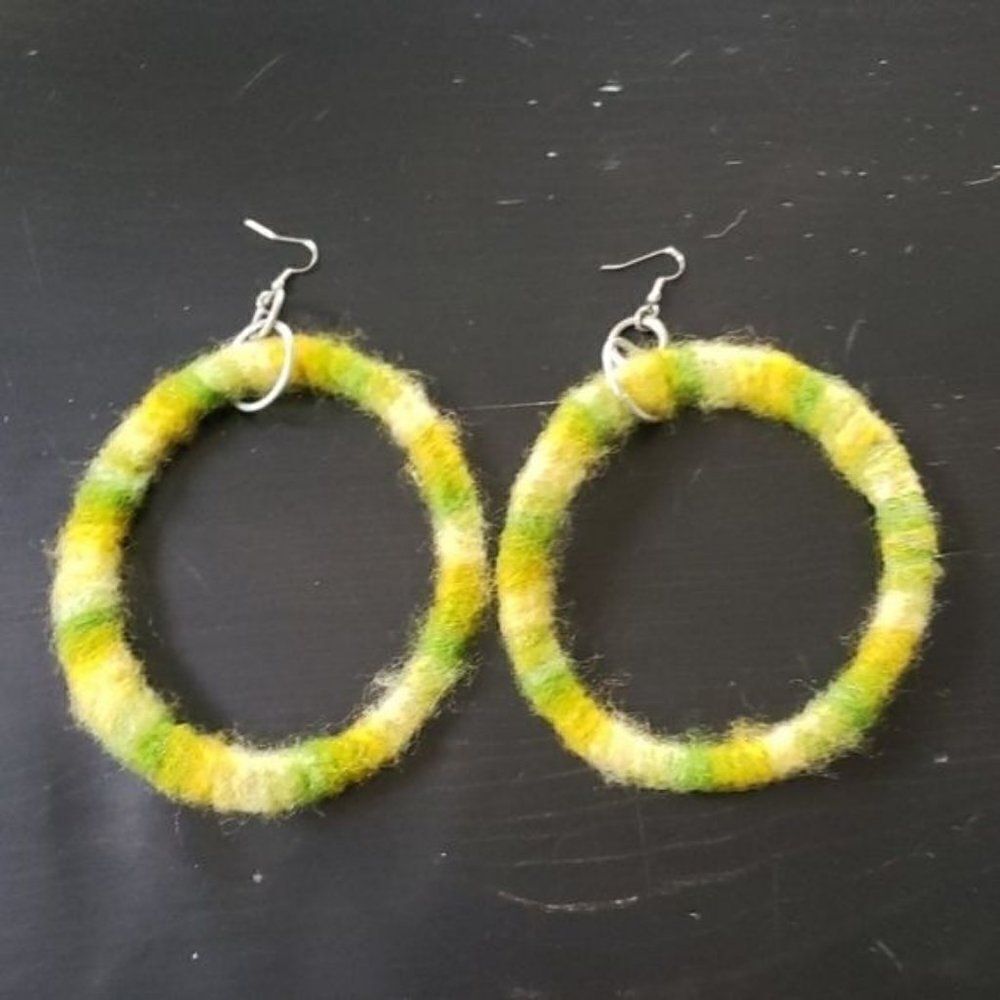 Vintage 70s Yellow Yarn Boho Hoop Earrings - Picture 2 of 8